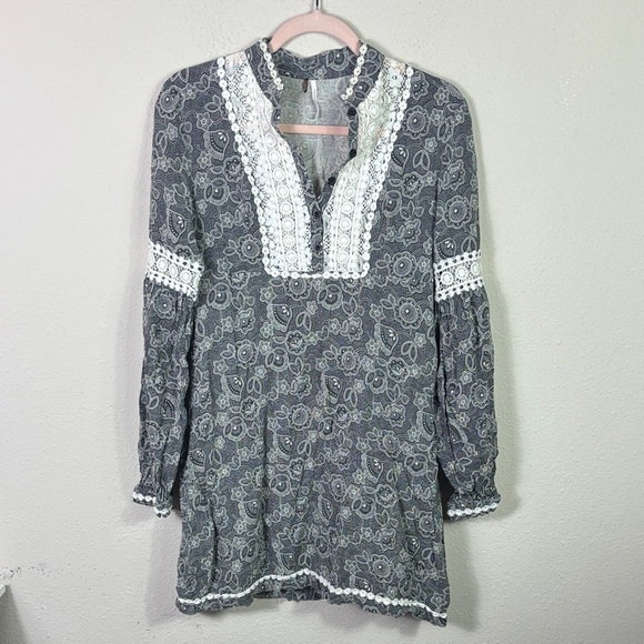 Free People Bohemian Grey White Embroidered Mini Dress size 6 - Picture 2 of 11